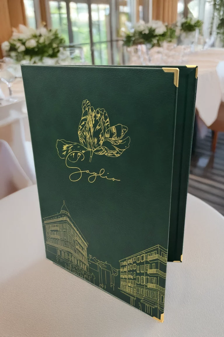 Menu personnalisé, format A4, matière simili cuir vert, coins métal or, élastique