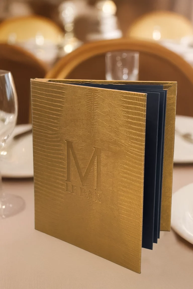 Porte menu personnalisé à vis, matière peau de lézard, couleur or, embossage neutre, carte de bar