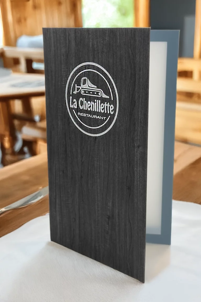 Porte menu personnalisé, matière bois gris, marquage à chaud argent
